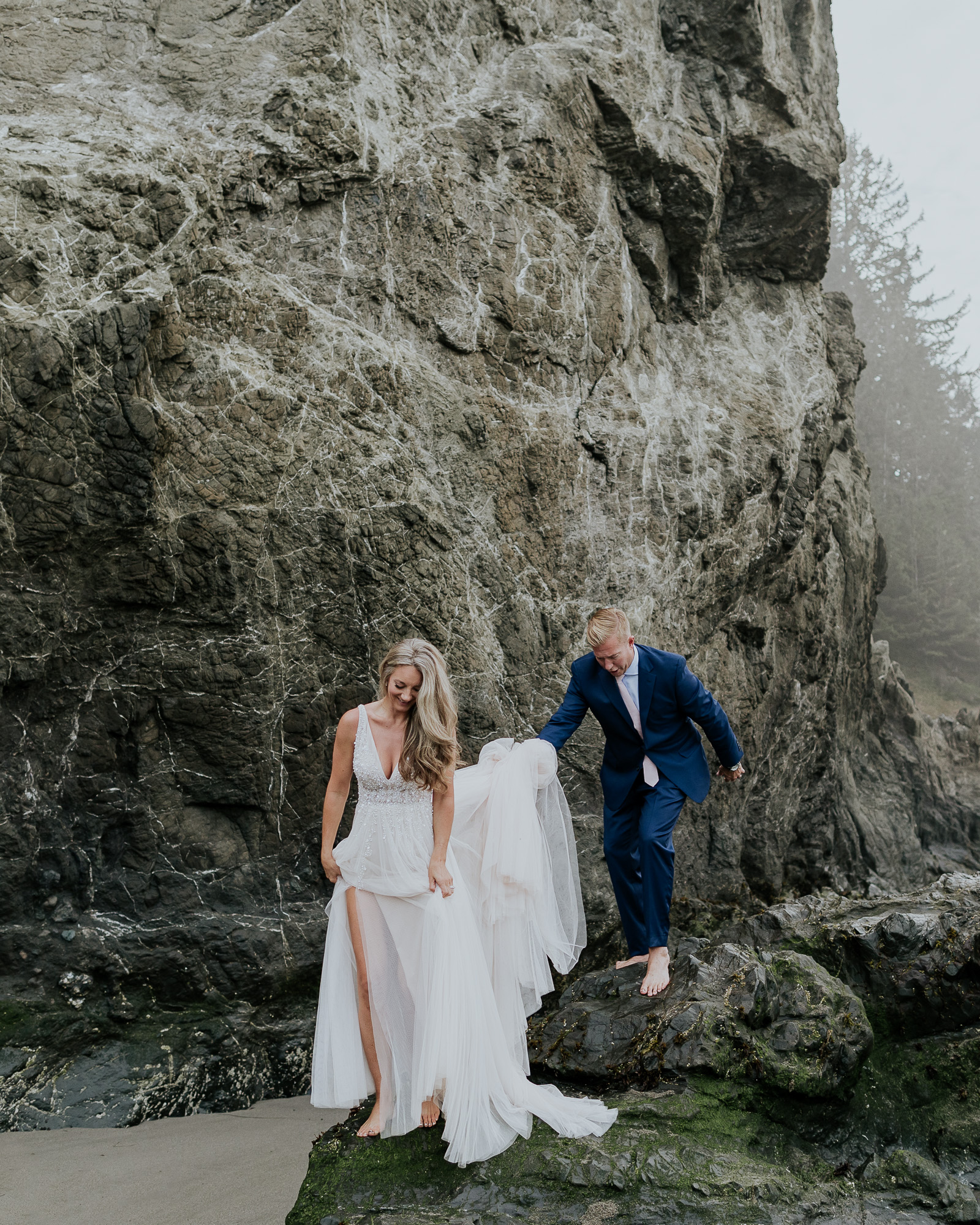 oregon coast elopement photographer hiking wedding brookings oregon 
