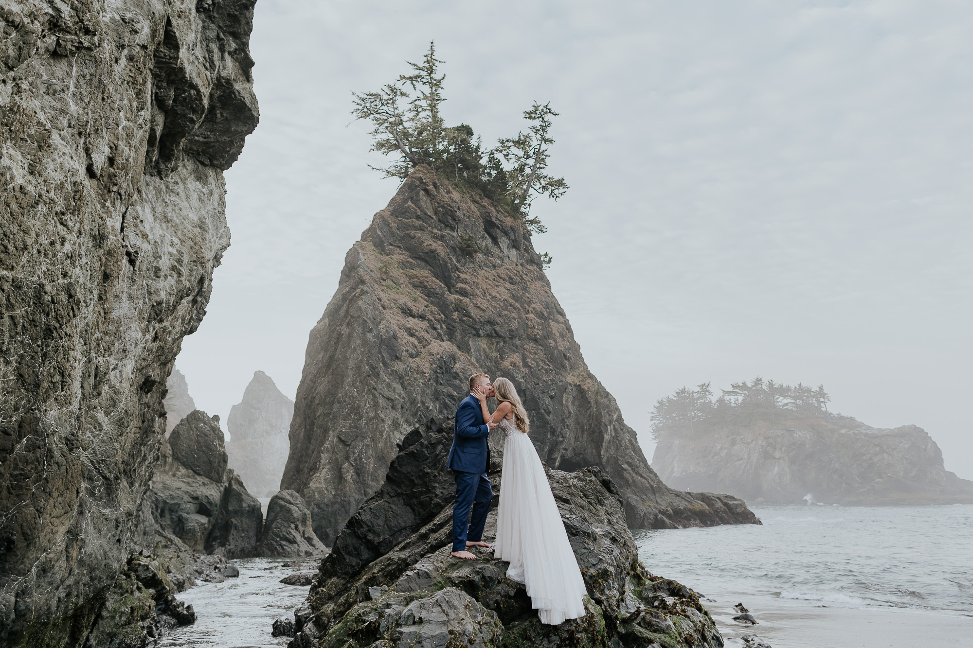 oregon coast elopement photographer beach hiking outdoor wedding