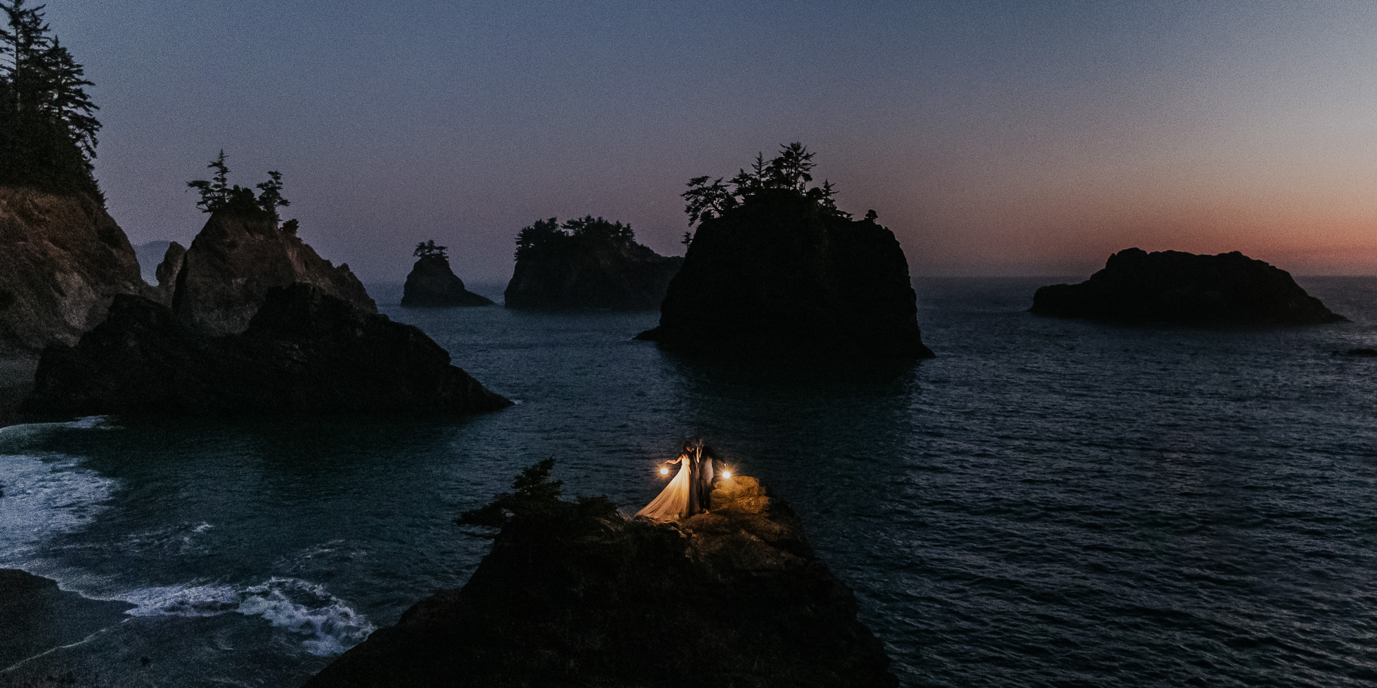 oregon coast elopement photographer lanterns dusk blue hour